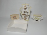 Quatro itens de decoração, em MDF com decoupagem, sendo 1 bule porta-chá com 4 compartimentos internos. Alt. 26 cm. 1 chaleira porta-chá quadrada.  9 x 10 x 10 cm . 1 porta guardanapo e 1 cachepot (todos no estado).