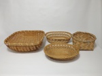 Quatro cestas de palha natural indianas, sendo 2 no formato oval, 1 retangular medindo 27 cm x 30 cm e 1 redonda medindo 18 cm de diâmetro. (A maior apresenta palha rasgada no fundo).