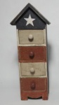 HUMBERTO ARAÚJO - Mini gaveteiro em madeira, com 4 gavetas, medindo 10 cm de largura x 34 cm de altura, no formato de cabana.