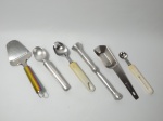 Kit com 6 utensílios para cozinha, sendo 2 colheres  para sorvete, 1 macerador de metal, 1 colher para azeitonas, 1 colher de medida e 1 espátula para queijo. (Com marcas de uso).