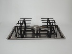 Rechaud completo com base em aço inox, parte superior em ferro na cor preta.