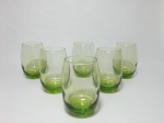 Seis copos em vidro grosso na cor verde, no formato bojudo, para refresco. Alt. 12 cm.