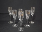 Seis flutes: Quatro de cristal para champagne, marcado VEUVE CLICQUOT PONSARDIN -  FRANCE em dourado e 2 com escrito MOÊT & CHANDON.
