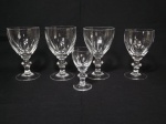 Cinco taças em cristal sendo 3 para vinho tinto, 1 para vinho branco e 1 para licor. Pé trabalhado, corpo no formato dedão.