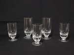 Cinco taças de cristal, sendo 2 para vinho tinto e 3 para vinho branco, com lapidação dedão.
