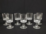 Sete taças de cristal com lapidação estrela, para vinho tinto.