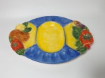 Grande petisqueira em cerâmica com 3 compartimentos e 12 compartimentos para ovos, decorada com motivos de frutas. Mede 45 cm x 32 cm.