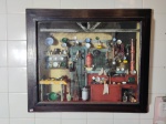 Diorama -  representando cozinha montada com miniatura de objetos diversos, moldura   em madeira e envidraçada. Mede 70X50 cm.
