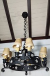 Grande lustre em ferro para 8 luzes, com cúpulas em pergaminho. Corrente com elos o formato de argolas. Alt. 37 x diam. 46cm.