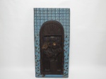 Talha em madeira representando A Janela Secreta. Mede 45 cm x 22 cm.
