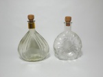 Duas garrafas de vidro para licor, modelos diferentes. Alt. maior 21 cm.