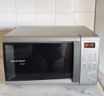 Forno de micro-ondas da marca BRASTEMP, com capacidade de 20 litros, funcionamento em 127 V. Funcionando, porém sem garantia.