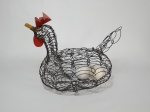 Um porta ovos em arame com formato de galinha (inclui os ovos). Mede 27 cm de comprimento x 10 cm de altura.