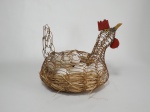 Um porta ovos em aramado, representando galinha no ninho chocando os ovos. Mede 22 cm de comprimento x 10 cm de altura.