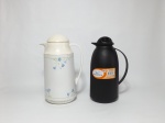 Duas garrafas para café, sendo 1 da marca INVICTA para 750 ml, na cor preta e a outra na cor branca, decorada com motivos de flores, para 750 ml.