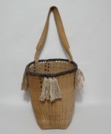 Cesto de palha indígena para carregar nas costas com faixa na cabeça. Mede 28 cm de diâmetro x 35 cm de altura.