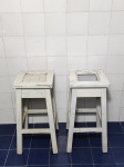 Duas  banquetas em madeira patinadas de branco.  (1 delas falta o tampo e a outra tem rachado na madeira.   (no estado)