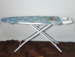 Tábua de passar roupa em estrutura de ferro com pintura eletrostática na cor branca.