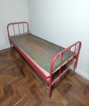 Cama Patent em ferro tubular, pintada na cor vermelha, para solteiro. Mede 188 cm de comprimento x 78 cm de largura.