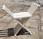 Banqueta articulada em madeira de sucupira, pintada de branco. O assento mede 35 cm x 35 cm. Aberta mede 66 cm de comprimento x 61 cm de altura.