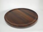Grande tábua para frios em madeira, com mecanismo para girar. Mede 45 cm de diâmetro x 7 cm de altura.