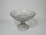 Fruteira de vidro trabalhado, decorada com frutas variadas em plástico. Mede 25 cm de profundidade e 26 cm de altura.