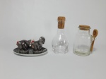 Quatro itens de tipos, materiais e modelos diferentes, 2 saleiros e pimenteiros com presentoir, representando galo e galinha e 2 vidros translúcidos sendo 1 para mel e 1 para geleia.