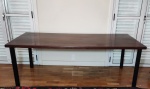 Mesa de jantar para 8 lugares com tampo de madeira, pés em ferro tubular. Mede 200 cm de comprimento, 90 cm de largura e 74 cm de altura.