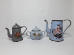 Três peças antigas em ágata (metal revestido de esmalte) nos tons de azul, decoradas com motivos de flores, sendo: 1 bule grande sem tampa medindo 18 cm de altura, 1 bule com tampa medindo 15 cm de altura e 1 açucareiro no formato bojudo, medindo13 cm de altura. TODOS COM ESMALTE DESGASTADO, apresentando sinais de ferrugem. APENAS PARA DECORAÇÃO.