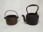 Dois itens de ferro, caçarola sem tampa e 1 chaleira sem tampa, APENAS PARA DECORAÇÃO. A chaleira mede 10 cm de diâmetro x 26 cm de altura e a caçarola mede 12 cm de diâmetro x 10 cm de altura.
