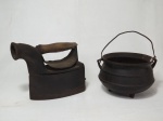 Duas peças em ferro fundido, sendo 1 ferro de passar roupas a carvão, medindo 23 cm x 19 cm e  1 panela sem tampa com alça para pendurar, usada como cachepot para planta. Alt. 12 x 17 cm de diâmetro.