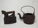 Dois itens em ferro fundido: antiga chaleira medindo 11 cm de diâmetro x 28 cm de altura, incluindo a alça e 1 ferro de passar roupas com funcionamento a carvão. Alt. 19 x 18 cm de comprimento.