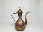Bule em cobre ricamente trabalhado, parte em metal dourado, de origem árabe. (Apresenta tampa solta). Mede 30 cm de altura.