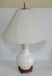 Abajur, base bojuda em porcelana branca decorada com folhagens, base de madeira. Cúpula em tecido cinza. Alt. total 83cm.