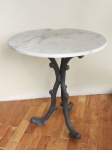 Mesa auxiliar, pés trípodes em ferro moldado na forma de troncos. Tampo de mármore branco (com quebrado). Alt. 72 x diam. 66cm.