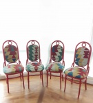 Quatro cadeiras no estilo Thonet, madeira vergada pintada de vermelho. Assento e encosto estofados de tecido no estilo Kilim com geométricos.