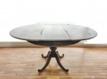 Mesa elástica em madeira brasileira, 4 pés recurvos, haste balaústre canelada. Tampo extensível necessitando restauro na placagem. Aberta 78 x 148 x 110cm, fechada Alt. 78 x diam. 110cm.