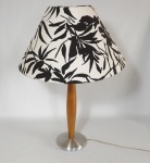 Abajur, haste em madeira, base redonda em metal escovado. Cúpula em tecido preto e branco decorado com folhagens. Alt. 60cm.