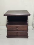Mesa de cabeceira em madeira brasileira escura com nicho e 2 gavetas. 56 x 36 x 48cm.