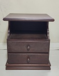 Mesa de cabeceira em madeira brasileira escura com nicho e 2 gavetas. 56 x 36 x 48cm.