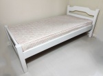 Cama de solteiro, madeira brasileira laqueada de branco. Acompanha colchão. 200 x 100cm.