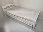 Bicama em madeira brasileira laqueada de branco. Acompanha colchão. No estado. 200 x 100cm.