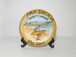 Prato boa lembrança em cerâmica - PAX DELICIA - "Tuna " Carioca, mede 26 cm de diâmetro.