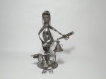 ZÉ PINTO (Francisco Magalhães Barbosa - 1925-2004)) "Violeiro e seu cão" Escultura montada a partir de talheres de aço inoxidável. Assinada. Alt. 38cm.