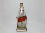 Grande garrafa de Whisky JOHNNIE WALKER RED LABEL, vazia, acompanha suporte de metal. Mede 45 cm de altura.