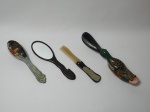 Kit de toucador, decorado e moldado com patas e beija flor, 1 escova para roupa com calçadeira, 1 espelho, 1 escova para cabelos (faltam 2 hastes) e 1 pente retrátil com detalhe em metal prateado.