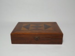 Belíssima caixa para charutos, tampa decorada com marchetaria. Mede 23 cm x 18 cm x 6 cm de altura. (Apresenta desgaste na placagem em uma lateral).