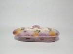 Belíssimo porta escovas para banheiro, em porcelana, decorado com motivos florais, medindo 23 cm de comprimento x 10 cm de largura.