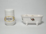 Dois itens para banheiro, 1 porta sabonetes no formato de banheira, em porcelana e 1 pote de Pharmacia, de origem alemã em Milk Glass. Porta sabonete 20 x 8 cm e o pote 14 cm de altura.