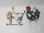 Duas porta toalhas para cozinha, sendo 1 no formato de vaca e o outro no formato de galinha. Vaca 17 cm x 23 cm/ Galinha 23 x 20 cm.
